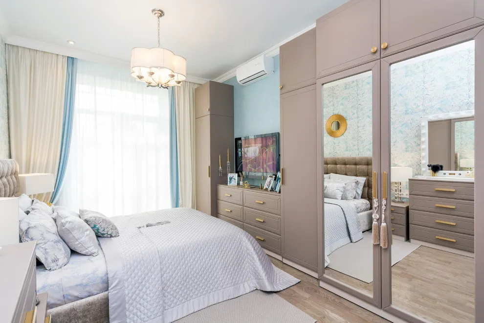 Зеркало сбоку от кровати Зеркало сбоку от кровати